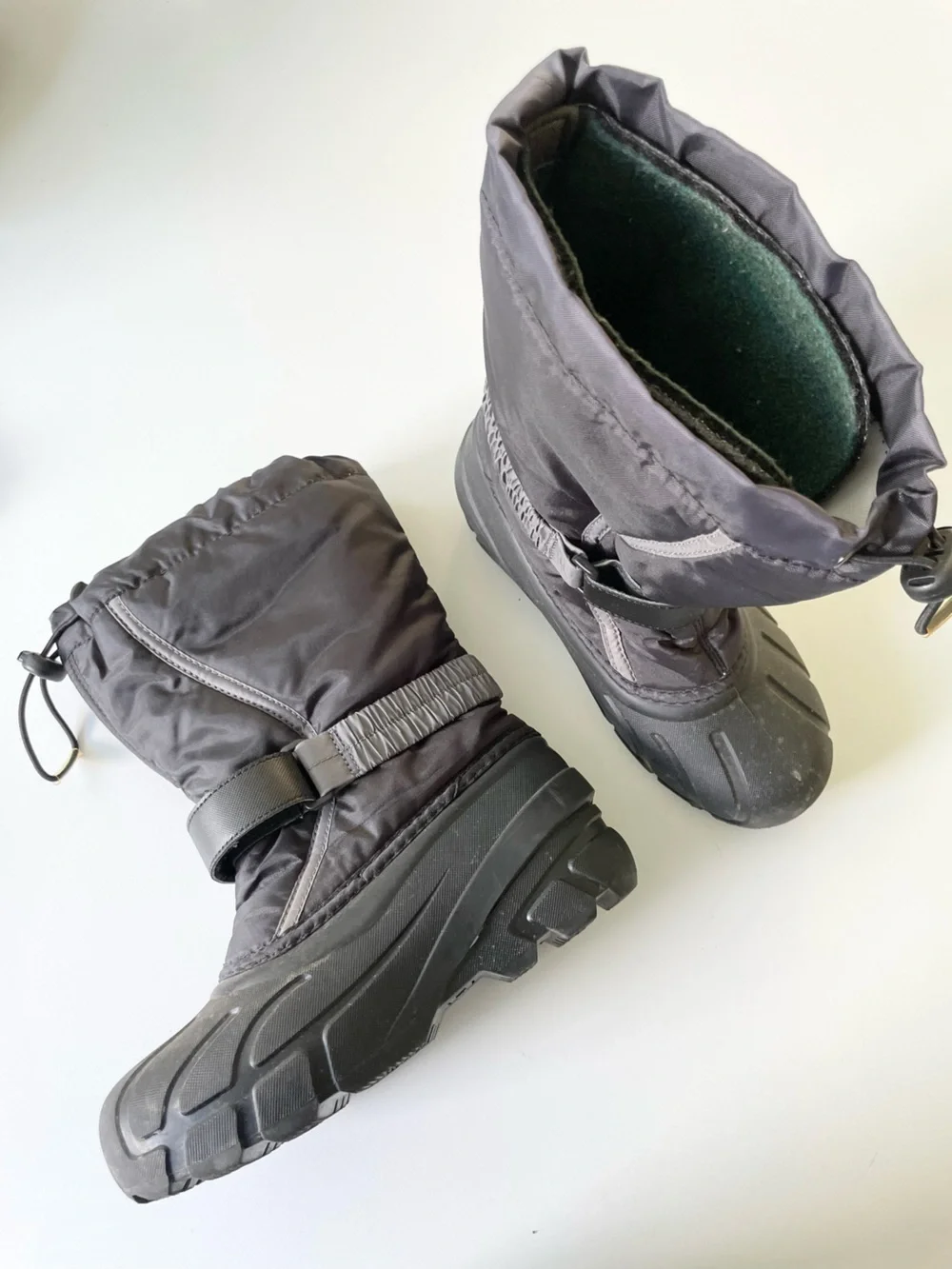 SOREL Flurry Winter Boot (kids) in Black/City Grey size 3 Waterproof Insulated